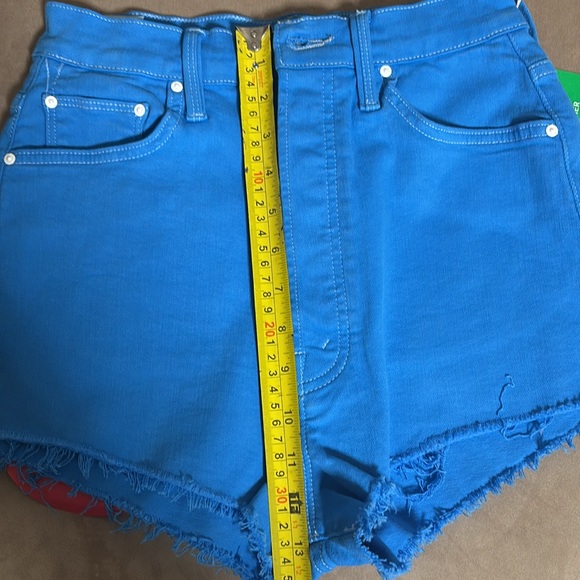 Mother short-Tune Up Bona Fide Frayed Hem Denim Shorts - Picture 7 of 17